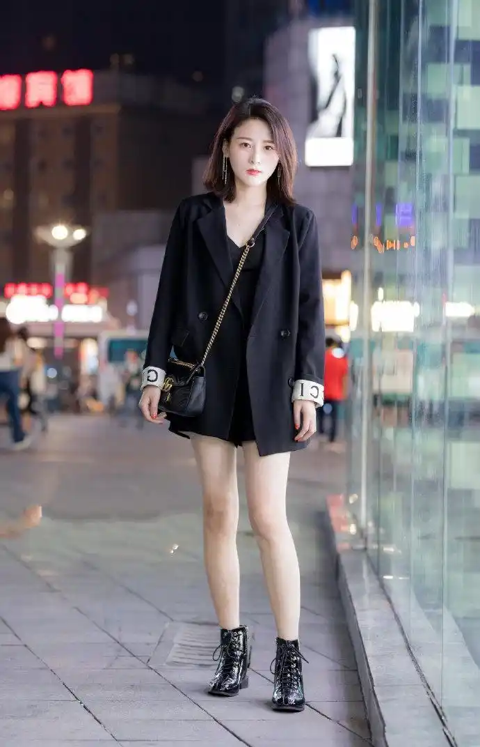 街拍:开春穿搭做减法吧!这八款休闲简约风搭配,姑娘们穿着太美