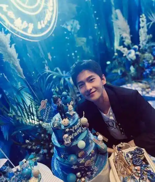 原创原创且行天下教师节海报曝光赵露思杨洋造型仙气十足一脸般配