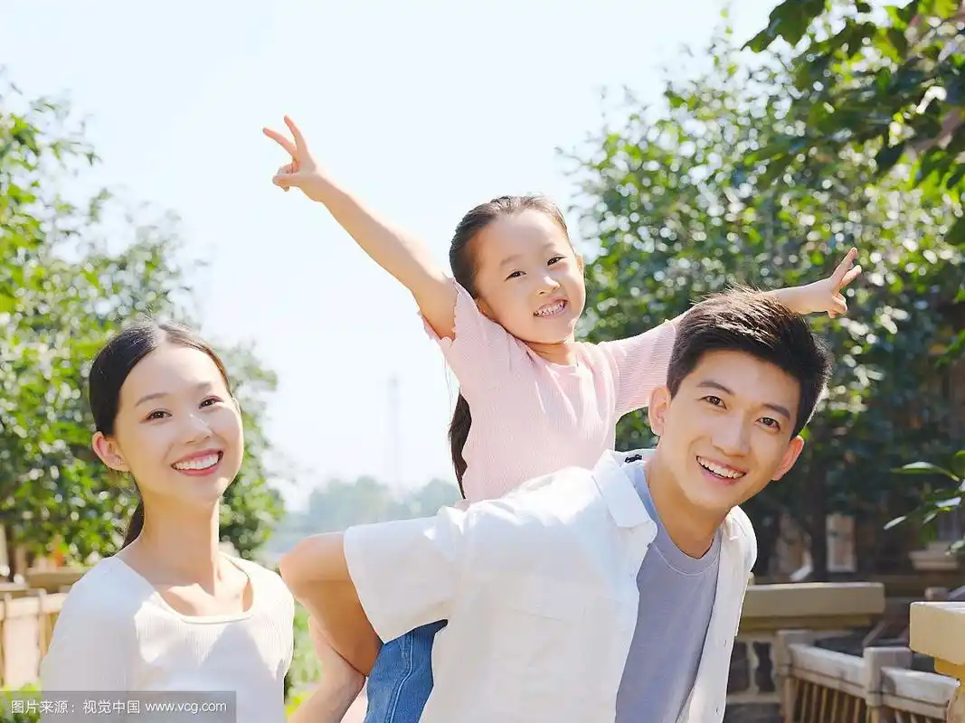 快乐的三口之家在户外合影