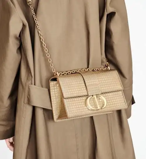 奢侈品包包店装修logo复古金色cd扣环和包包后侧的30montai