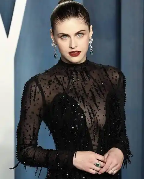 真探第一季第二集!36岁达达里奥:抹胸长裙!绝美身材