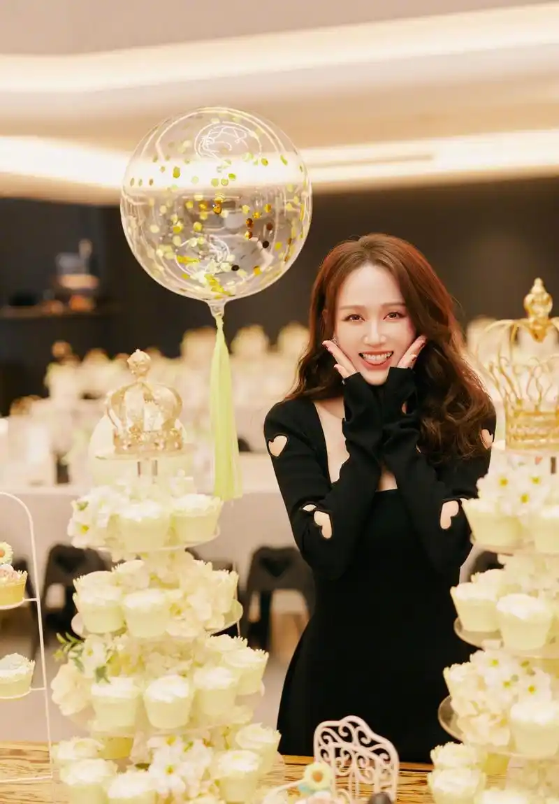 陈乔恩黑色连衣裙甜美笑容写真