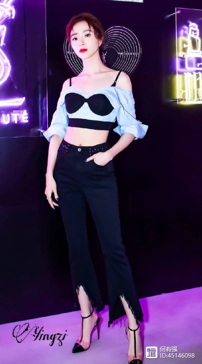 胡冰卿胆子真肥穿吊带上衣搭配黑色紧身裤出席活动美腻了