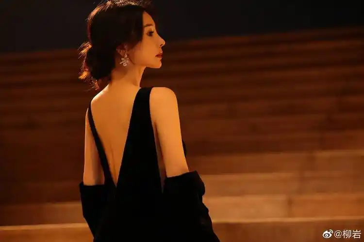 柳岩深v礼服大秀事业线!魔鬼身材性感火辣 – 尚街拍