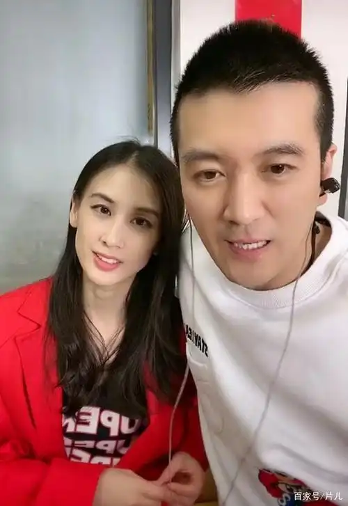 黄圣依与老公首次合体直播,镜头前大秀恩爱,夫唱妇随