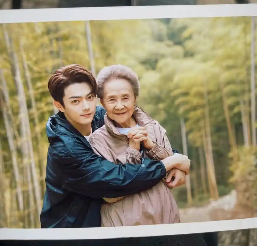 每天晚上在追电视剧《承欢记》,杨紫和许凯主演,家长里短,人间烟火