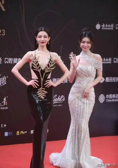 星光大赏,她穿了一件黑色的吊带裙,没有倪妮和钟楚曦那么性感!