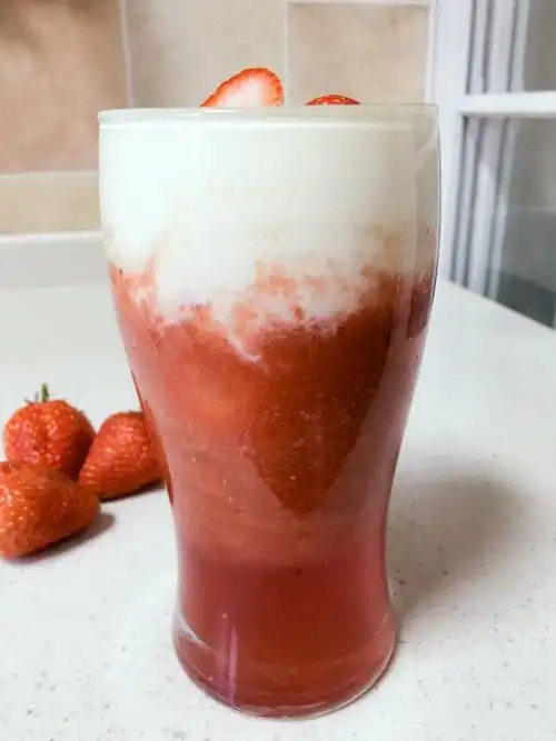 伶俐-2做的草莓芝士奶盖茶