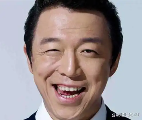 黄渤是典型的鱼尾纹炸开了,微笑的时候还是只有一条向上的鱼尾纹,但是