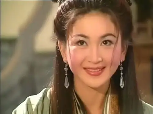 苏妲己前期虽然绝色姿容,但性情单纯倔强,看向世间,并不能预见自己的