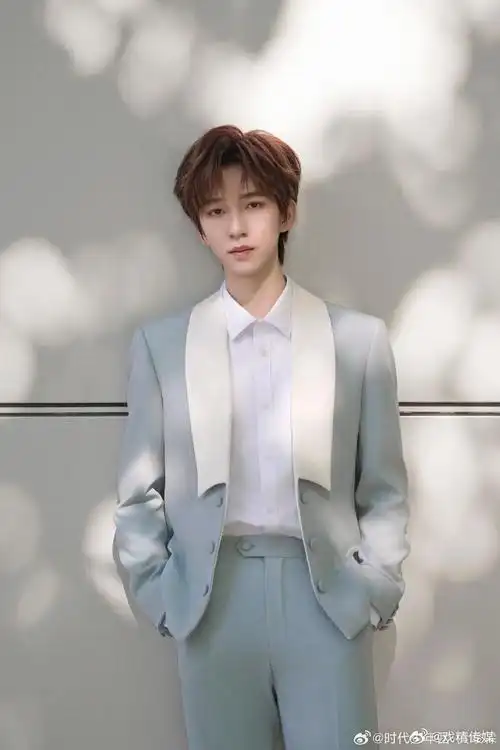 贺峻霖首次脱稿主持##贺峻霖蓝西装少年感