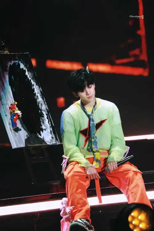 左航新春音乐会舞台##tf家族新年音乐会##左航蓝色发带造型