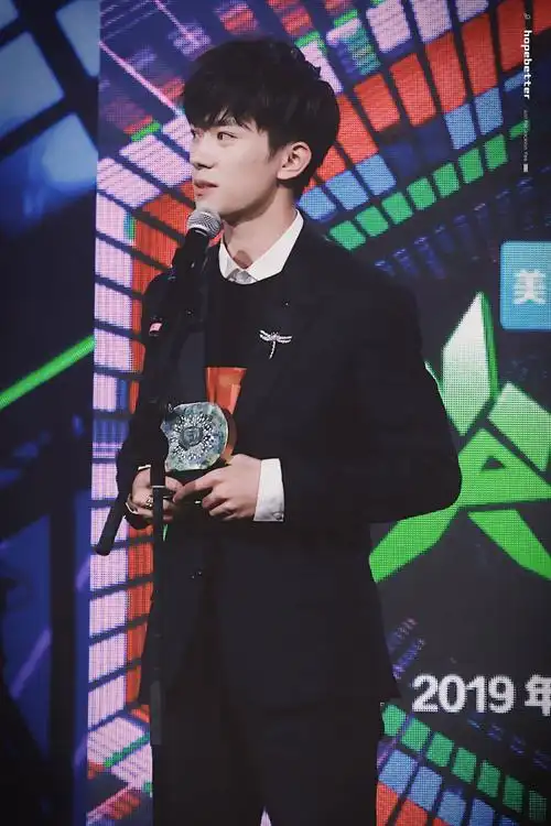 易烊千玺 #tfboys 爱奇艺尖叫之夜 年度男歌手 高清 帅气