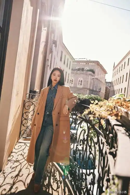 杨采钰又带火了大衣新穿法:内搭牛仔衬衫,西装外套,时髦又洋气_时尚