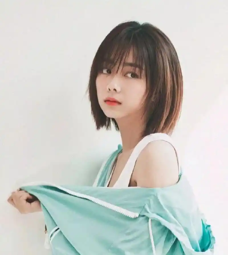 谭松韵波波头造型真减龄!28岁秒变成18岁_发型