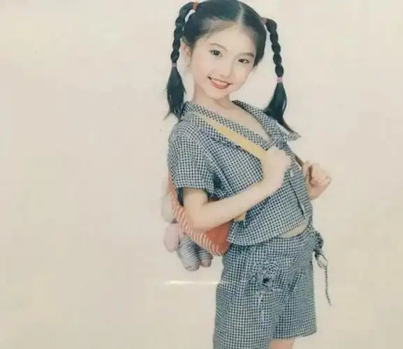女星小时候照片景甜灵气十足杨幂五官好精致热巴像洋娃娃