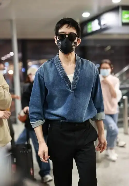 井柏然出门跟街拍似的穿着睡衣牛仔套装慵懒中又不失精致