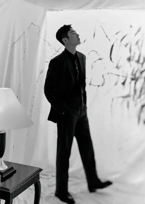 朱亚文的雅痞气质真的一绝,这次华表奖的出发图,all black装扮搭配