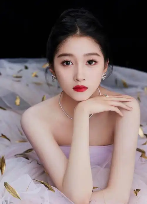 关晓彤金色羽毛礼裙##关晓彤华表奖造型