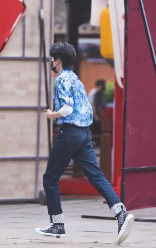 宋亚轩今日上班饭拍更新,蓝色印花衬衫搭配卷边牛仔裤,能把花衬衫穿得