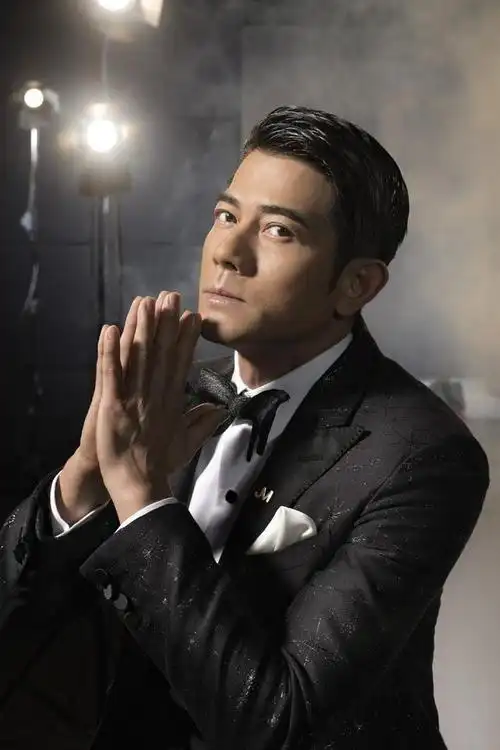 郭富城也难逃网红滤镜毒手,下巴变尖眼睛大如铜铃,颜值直线下降_网易