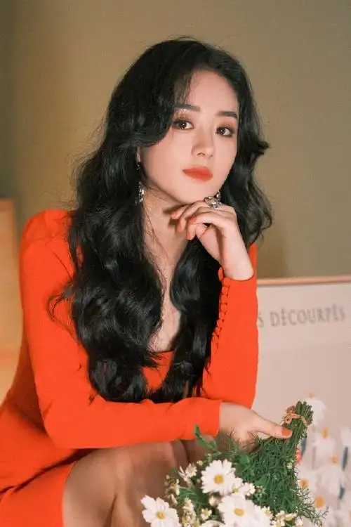 赵丽颖身穿紧身裙氛围感拉满 大波浪卷发似港风美人