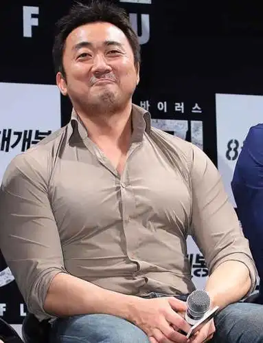 《釜山行》里徒手暴揍丧尸的胖大叔,居然改变了女孩们的择偶观