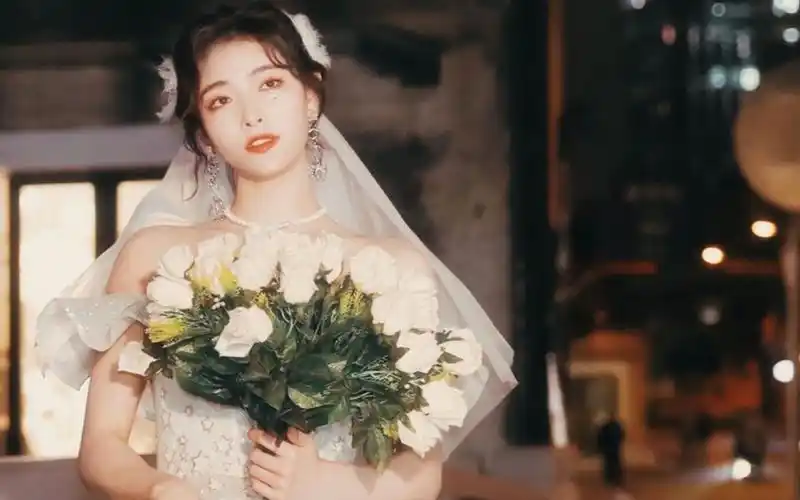 许佳琪snh48毕业婚纱造型曝光 夜幕中穿纯白嫁衣冒仙气