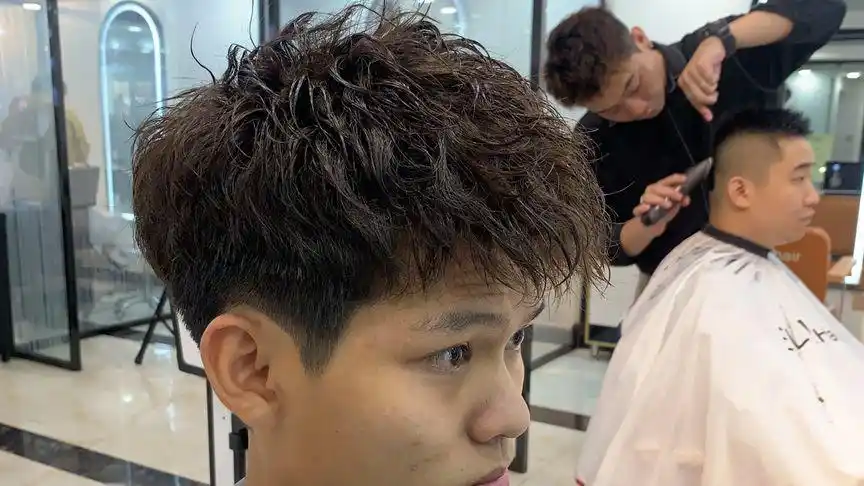 小哥哥想要个开学第一眼 迷死班花的型男 摩根烫77纹理烫