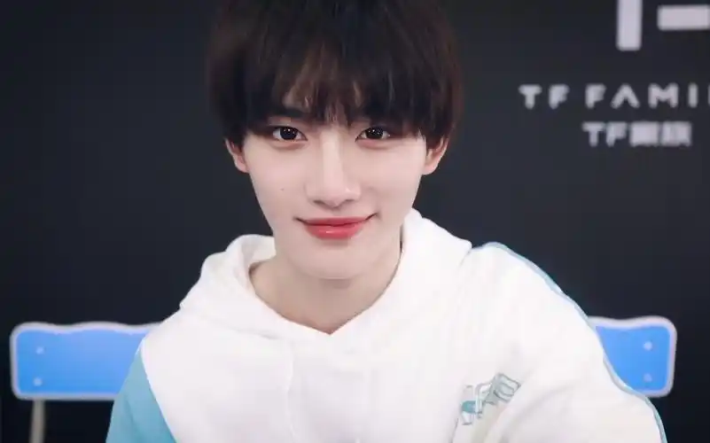 丁程鑫国宝级美少年的治愈笑容