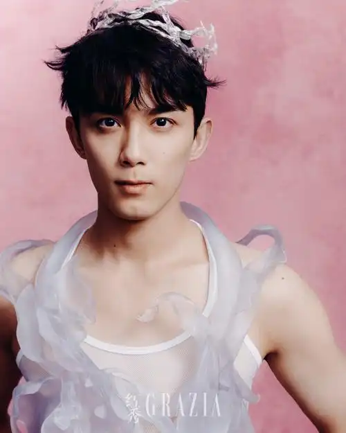 吴磊白色镂空背心##吴磊顺毛小王子造型