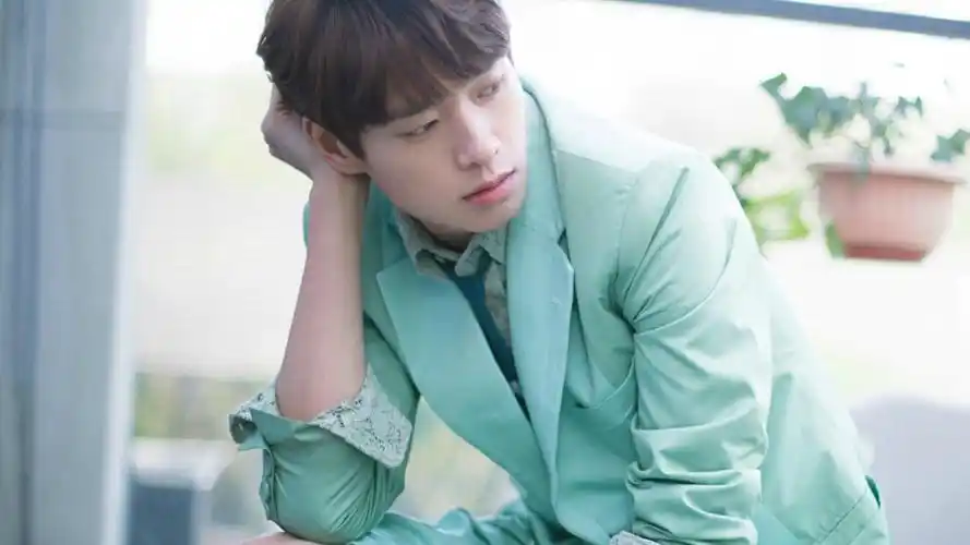 内地明星魏大勋明星风尚壁纸