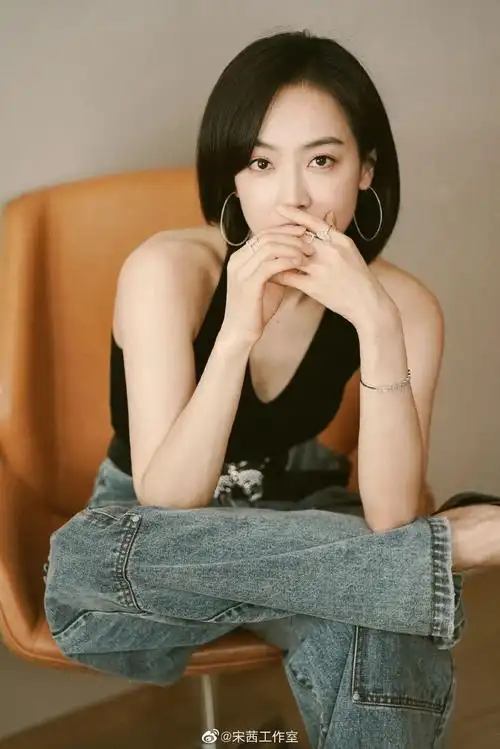 照片中,宋茜穿着一件黑色背心搭配牛仔裤,她俏脸清丽,秀眸明媚,烈焰