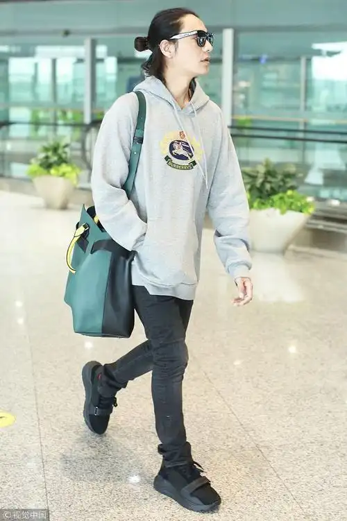 放飞自我 陈坤扎半丸子头造型慵懒别致