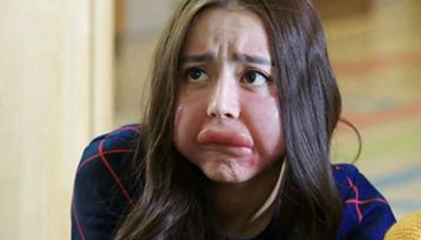 迪丽热巴未修图近照,大嘴肿脸成梁朝伟,网友:只认识眼睛