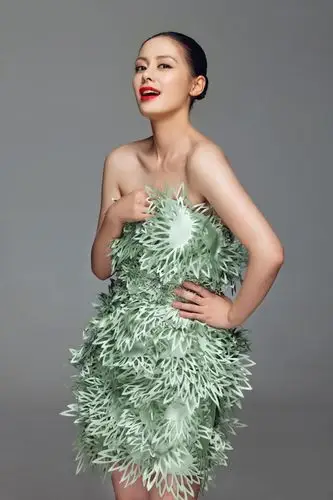 王力可绿华服彰显别样风情