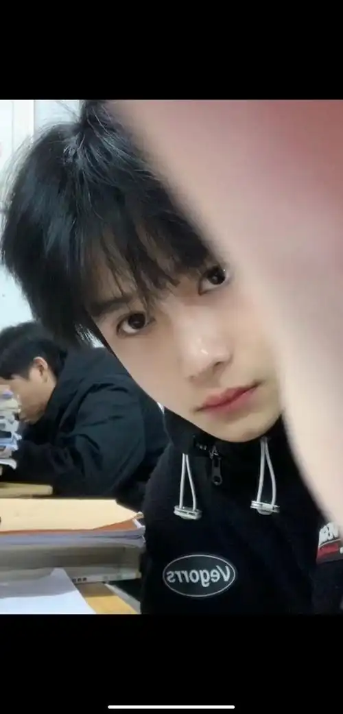 刚刚刷抖音刷到了但是发照片的是个营销号 现在我闺蜜在问她网恋对象