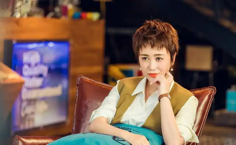 37岁马丽近照曝光,出席沈腾老婆饭局滴酒未沾,看照片疑似怀孕