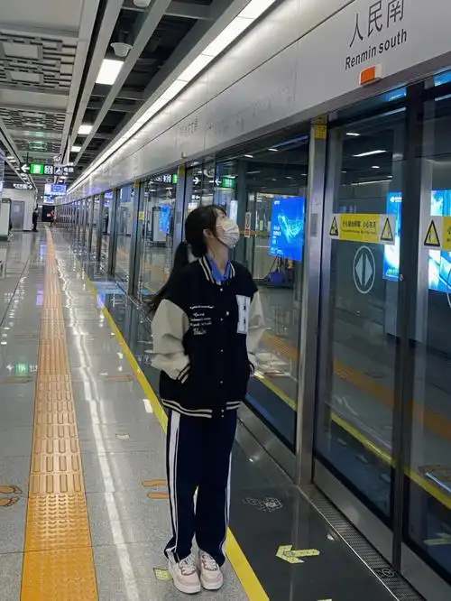 地铁拍照坐地铁真的太好拍啦