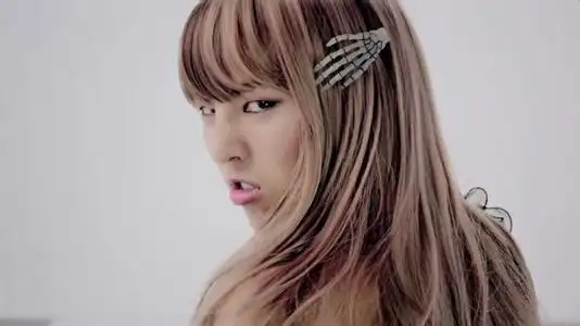 权志龙男扮女装照片