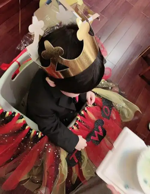 小海绵生日趴现场照曝光3岁已抽条长好高baby与闺蜜开心合影