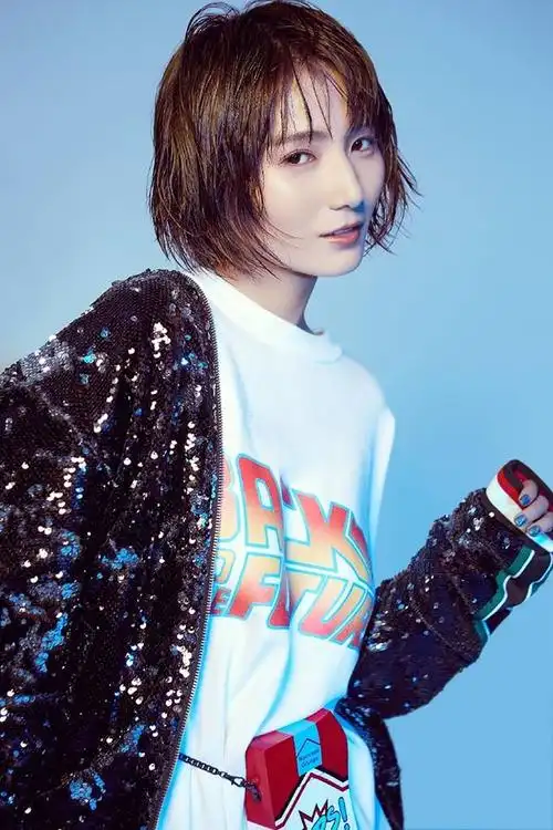 p>张嘉欣,出生于广州,内地歌手.