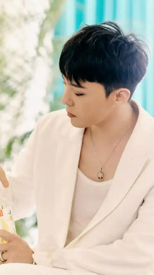 权志龙在社交平台晒照,身穿白色西装清爽温柔春日气息满满,gd退役后