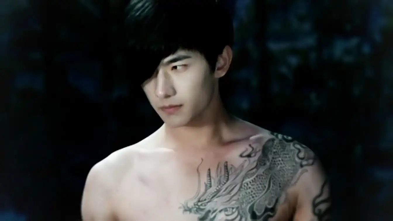 盗墓笔记 最新剧照 杨洋 版 小哥 半裸大秀麒麟 纹身 杨洋麒麟 纹身