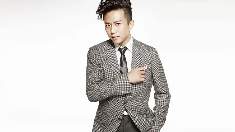 同样是烟熏妆,邓超魔性陈奕迅雷人,而他却又酷又帅