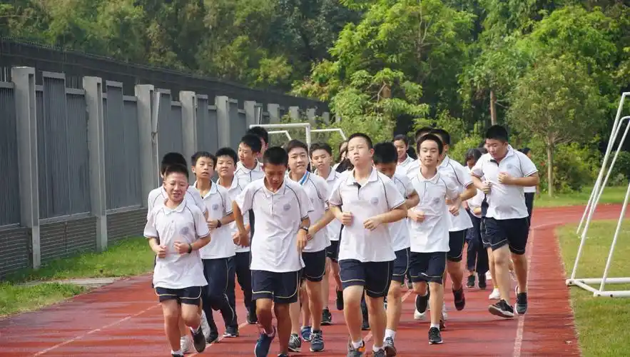 一次体育课中,报名参加运动会的同学很多.为你们积极的态度点赞! 总的