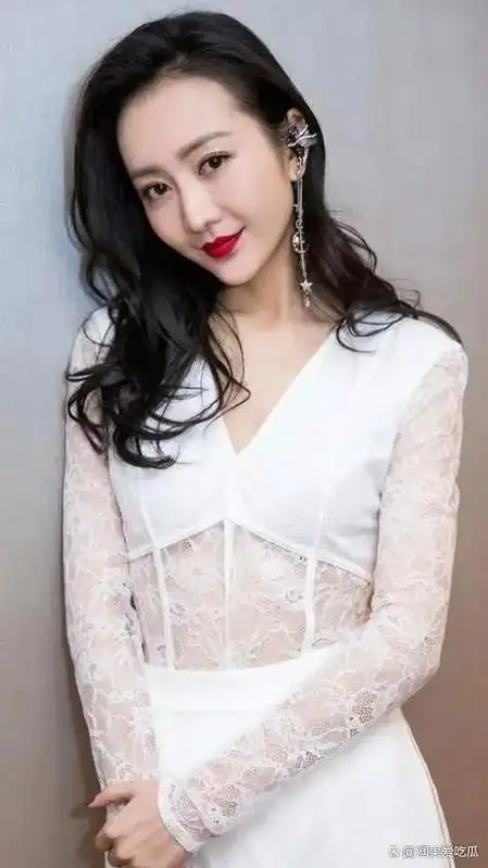 王鸥作为一名女性明星,产后体重增加的现象显然是难以为大众所接受的.