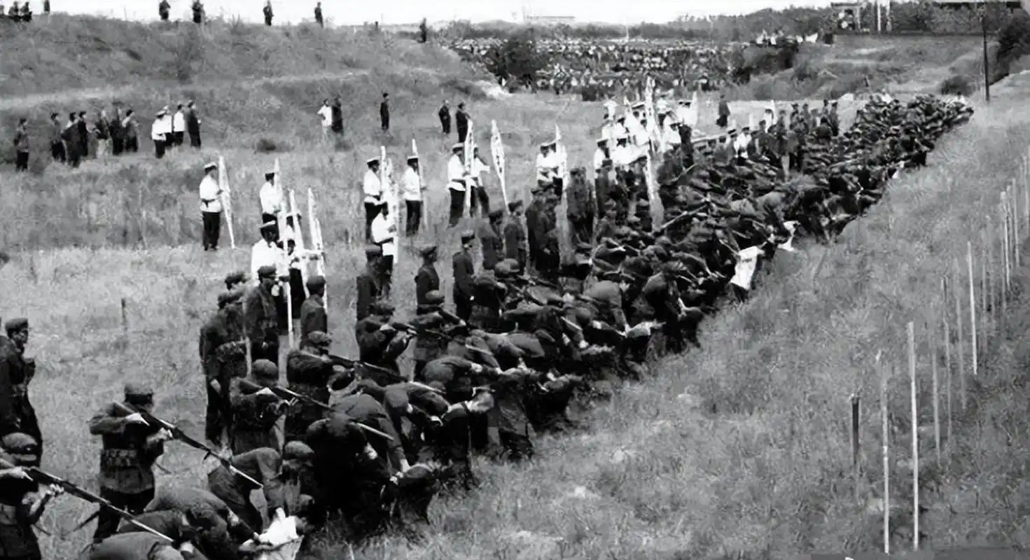 1983年,严打期间枪毙死刑犯的真实场景.