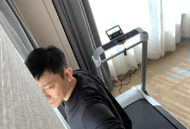 刘德华疫情隔离期照片曝光对窗打坐不忘健身