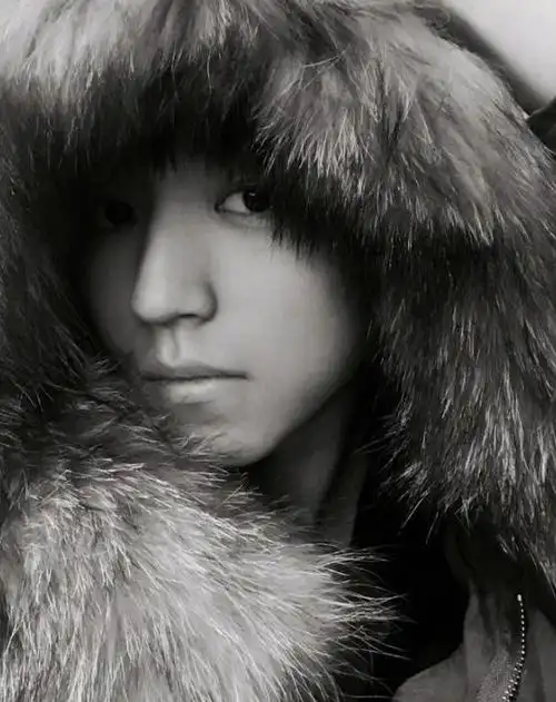 王俊凯天气变凉穿棉袄 露半脸眼神杀太撩人